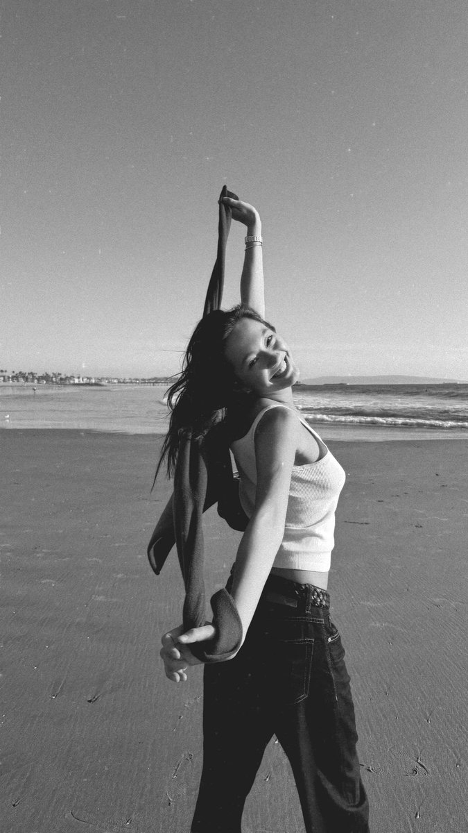 𝚕𝚒𝚕𝚢 𝚌𝚑𝚎𝚎 tweet media