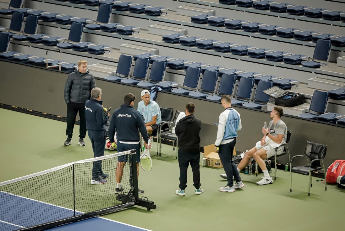 puppotenis's tweet photo. Qualifiers @CopaDavis ARG-KOR #Busan
Más imágenes de los entrenamientos en el Gijang Gymnasium. Thiago #Tirante Marco #Trungelliti Guido #Andreozzi Federico #Gómez Juan Pablo #Ficovich con
@javifranatenis y @schwank10 (capitán y sub).
📷 Prensa @AATenis https://t.co/y58q4YlWfA