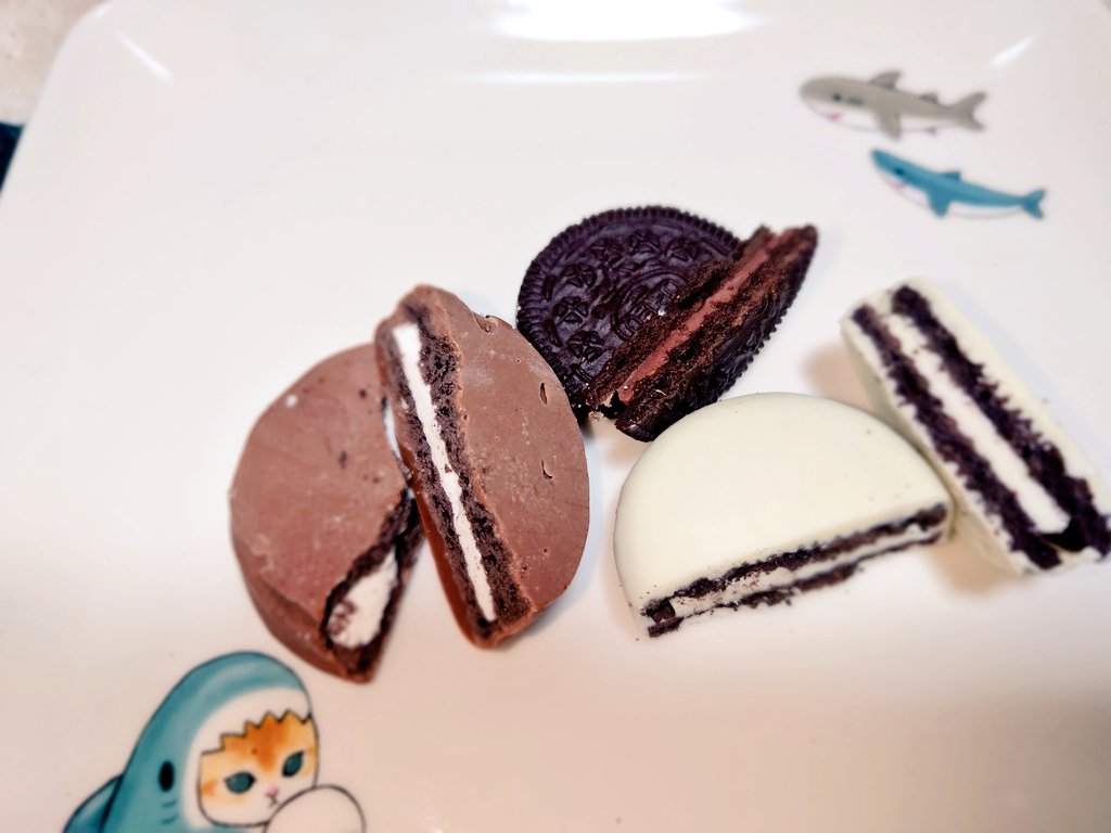 BNR34_sweets_m's tweet photo. 去年食べて美味しかったので購入。
ホワイトチョコとミルクチョコがコーティングされたオレオ🥰
それとチョコレートクリームのオレオ🤗

美味しいのですがとにかく甘いオレオでした🤭 https://t.co/xbQKJzbtgG