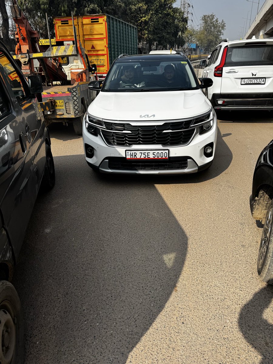 Manvenderfarmer's tweet photo. This vehicle owner was driving the in opposite direction of the Traffic flow on UER-2  Road exactly at 13:42 PM near Sai Baba Mandir ,Najafgarh.
The owner said that “Ye toh aise he chalegi”
Kindly take an appropriate action @dtptraffic 
@DelhiPolice https://t.co/DaLYZHKYGq