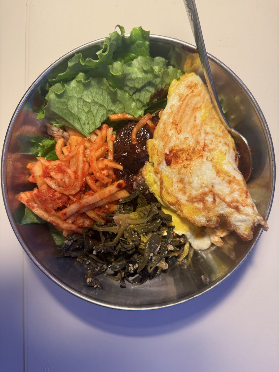 진심 이건 섹x푸드야..개맛돌이💕
[초간단 비빔밥레시피]
계란후라이,상추,생채,시금치?,밥,들기름,깨
다 넣고 겁나게 비비면 완성👍
다들 맛저하세욥!

#맛돌이 #비빔밥 #맛저 #트젠 #쉬멜 #도파민크루