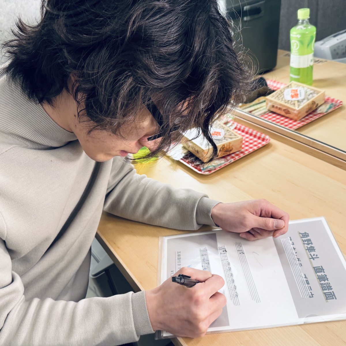 880hz_staff's tweet photo. #角野隼斗ツアー2026 の会場で販売している五線譜マスキングテープ、もうチェックされましたか？グッズ売り場では、本日よりおすすめの活用術を展示しています。ぜひ見に来てくださいね🎹✨ https://t.co/z33L3qiPGQ