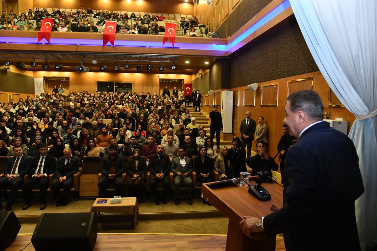 hasansildak's tweet photo. 🔹TEKNOFEST 2026 Hazırlıklarımız Devam Ediyor 

🔸TEKNOFEST kapsamında düzenlenecek Teknoloji Yarışmalarına Şanlıurfa olarak 
en yüksek sayıda ve nitelikli projelerle katılım sağlamak için çalışmalar yürütüyoruz. 

🔹Bu kapsamda bugün bir araya geldiğimiz kıymetli öğretmenlerimize proje üretimi konusundaki beklentilerimizi ifade ettik. 

🔹Proje hazırlık süreçlerini desteklemek ve teşvik etmek amacıyla;

▶️Proje Destekleri uygulamayı,
▶️Finale Yükselen ve Dereceye Giren Projeleri Ödüllendirmeyi,

Planladık…

🔸Şanlıurfa TEKNOFEST’i coşkuyla yaşayacak🇹🇷

#TEKNOFEST
#Teknofest2026
#Şanlıurfa 
@TCSanayi
@UrfaValiligi 
@teknofest 
@Selcuk
@T3Vakfi