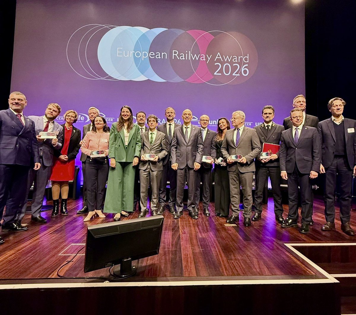 DariuszKlimczak's tweet photo. 🇵🇱🇪🇺 Polska z nagrodą Rail Champion 2026! 

Wyróżnienie przyznane za wkład polskiej prezydencji w Radzie UE w obszarze transportu kolejowego - jego promocji, rozwoju i realnego wsparcia na poziomie Unii Europejskiej.

Dzięki naszemu wysiłkowi oraz wsparciu Unii Europejskiej ostatnie dwa lata przyniosły prawdziwy renesans europejskiej, w tym polskiej kolei. W 2025 roku blisko 439 mln pasażerów w Polsce wybrało kolej jako środek transportu. To najwyższy wynik w naszym kraju od 30 lat. 
Realizując wizję polskiej prezydencji w Radzie UE, podjęliśmy szereg odważnych decyzji, które zaprezentowały całej Europie polską wizję polityki transportowej: bezpiecznej, odpornej, konkurencyjnej i dobrze finansowanej.

Nagroda jest wyrazem uznania dla konsekwentnych działań na rzecz silnej, nowoczesnej kolei w Europie oraz aktywnej roli Polski w kształtowaniu europejskiej polityki transportowej. 

Na ręce wszystkich kolejarzy i pracowników kolei serdeczne podziękowania - ta nagroda jest także Waszą nagrodą!

#kolej #renesanskolei @MI_GOV_PL
