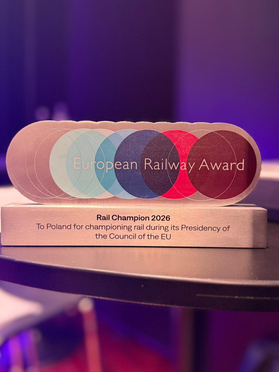 DariuszKlimczak's tweet photo. 🇵🇱🇪🇺 Polska z nagrodą Rail Champion 2026! 

Wyróżnienie przyznane za wkład polskiej prezydencji w Radzie UE w obszarze transportu kolejowego - jego promocji, rozwoju i realnego wsparcia na poziomie Unii Europejskiej.

Dzięki naszemu wysiłkowi oraz wsparciu Unii Europejskiej ostatnie dwa lata przyniosły prawdziwy renesans europejskiej, w tym polskiej kolei. W 2025 roku blisko 439 mln pasażerów w Polsce wybrało kolej jako środek transportu. To najwyższy wynik w naszym kraju od 30 lat. 
Realizując wizję polskiej prezydencji w Radzie UE, podjęliśmy szereg odważnych decyzji, które zaprezentowały całej Europie polską wizję polityki transportowej: bezpiecznej, odpornej, konkurencyjnej i dobrze finansowanej.

Nagroda jest wyrazem uznania dla konsekwentnych działań na rzecz silnej, nowoczesnej kolei w Europie oraz aktywnej roli Polski w kształtowaniu europejskiej polityki transportowej. 

Na ręce wszystkich kolejarzy i pracowników kolei serdeczne podziękowania - ta nagroda jest także Waszą nagrodą!

#kolej #renesanskolei @MI_GOV_PL