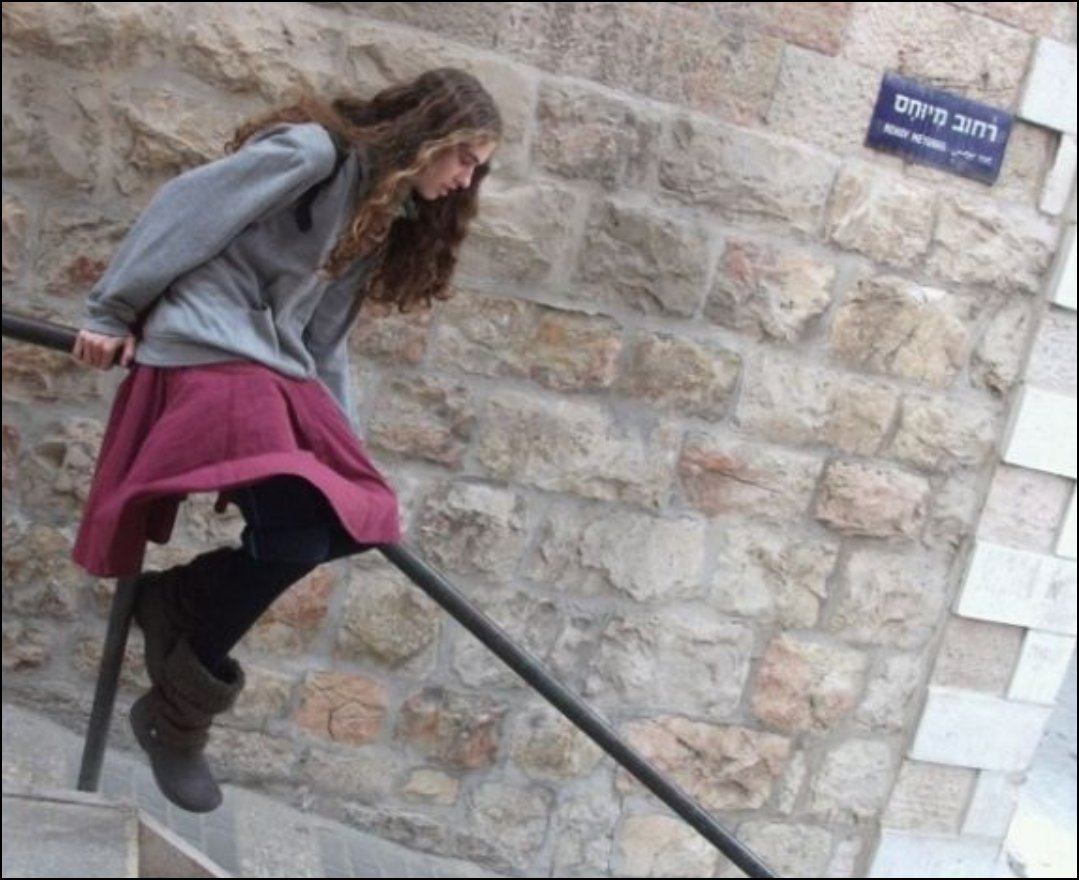 עשר שנים שאת אינך💔

חשבתי שאדע כבר, שאתרגל לחוסר ולחלל