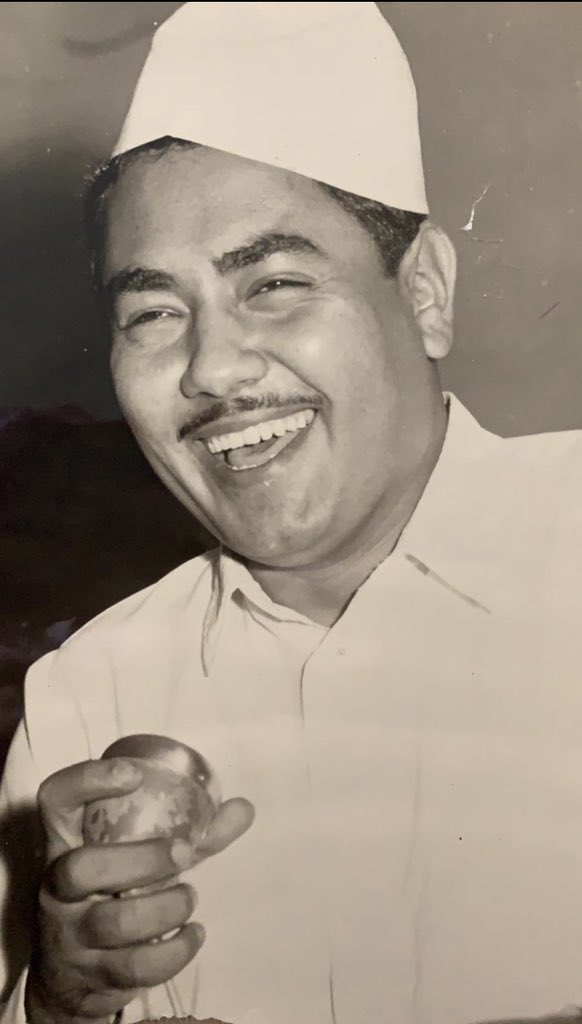 nadazaini123's tweet image. الفصول الخمسة ♥️

            #حدث_في_مثل_هذا_اليوم 
                       ١٥ / شعبان 
   مرَّت سبعةٌ وعشرون عامًا على رحيلك .. ! 
           والدي وحبيبي #لطفي_زيني 

        ما زال غيابك يُعلِّمني شكله الجديد .. 
              هو لا يخفّ ، بل يتبدَّل .. ! 

       ولم يعد…