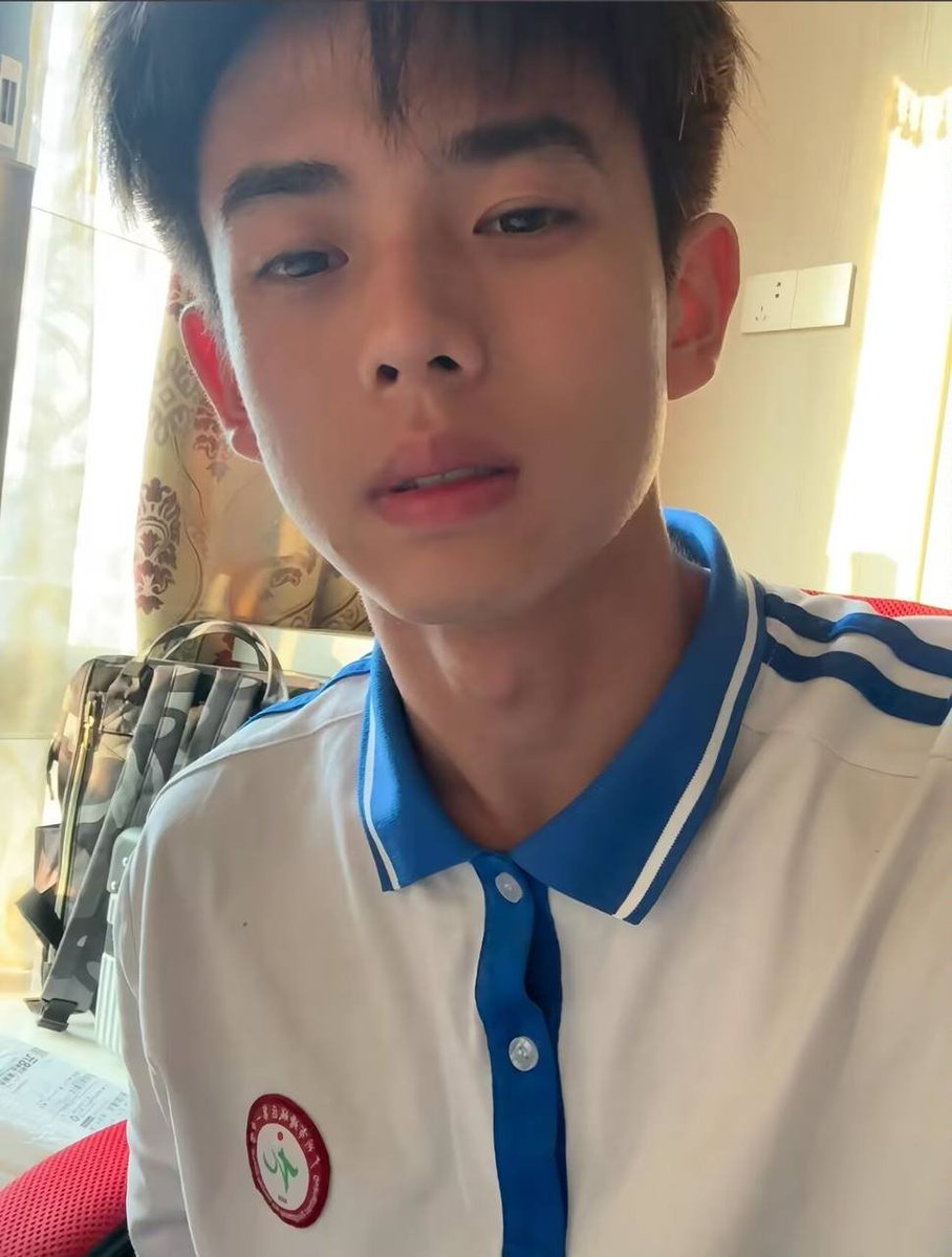 帅哥分享：深圳高中生🌈，懂的都懂哈，眼镜男高最反差了，身材一般，照片在评论区了