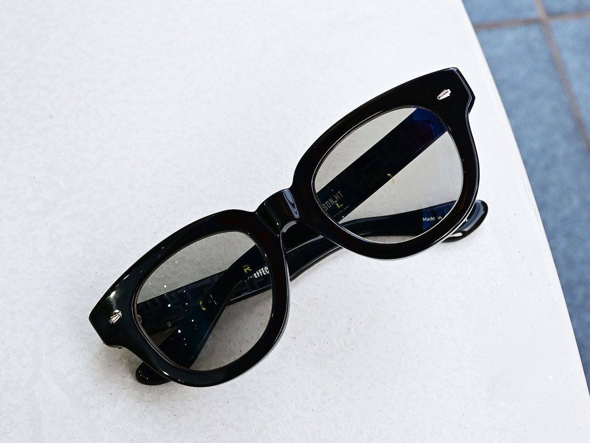 エフェクターにライトカラーの度付レンズをカスタマイズさせて頂きました。

夜間運転は「視感透過率75％以上」というJIS規格があって、薄めのレンズカラーしか使用する事が出来ません。

カラー規格の「アリアーテ」の中でも、25％全面でも夜間運転不適合のカラーがありますのでお気を付けください