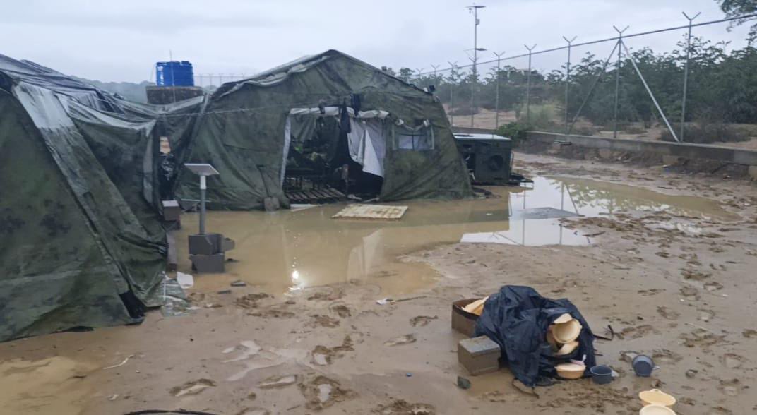 MashiRafael's tweet photo. Léase: como Correa publicó las fotos de las condiciones infrahumanas en que se los mantenía, el Gobierno se vio obligado a tratarlos más decentemente😉 https://t.co/2Y1rhIS53s