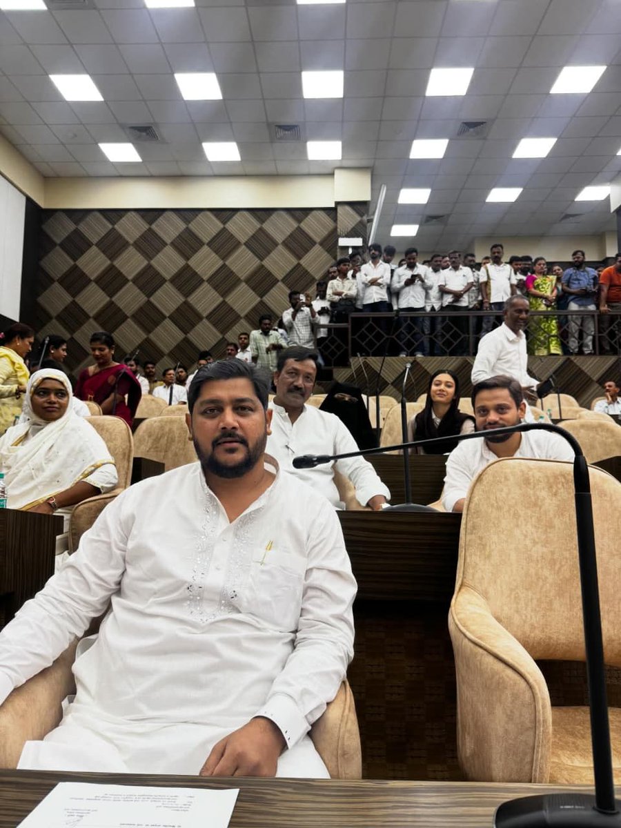 Fan4773822's tweet photo. ठाणे नगर निगम में विशेष सभा में AIMIM मुंब्रा नगरसेवकों की पहली उपस्थिति 🫵💪

कैसा हराया 😂😂

#AIMIM https://t.co/h0XGNqmol0