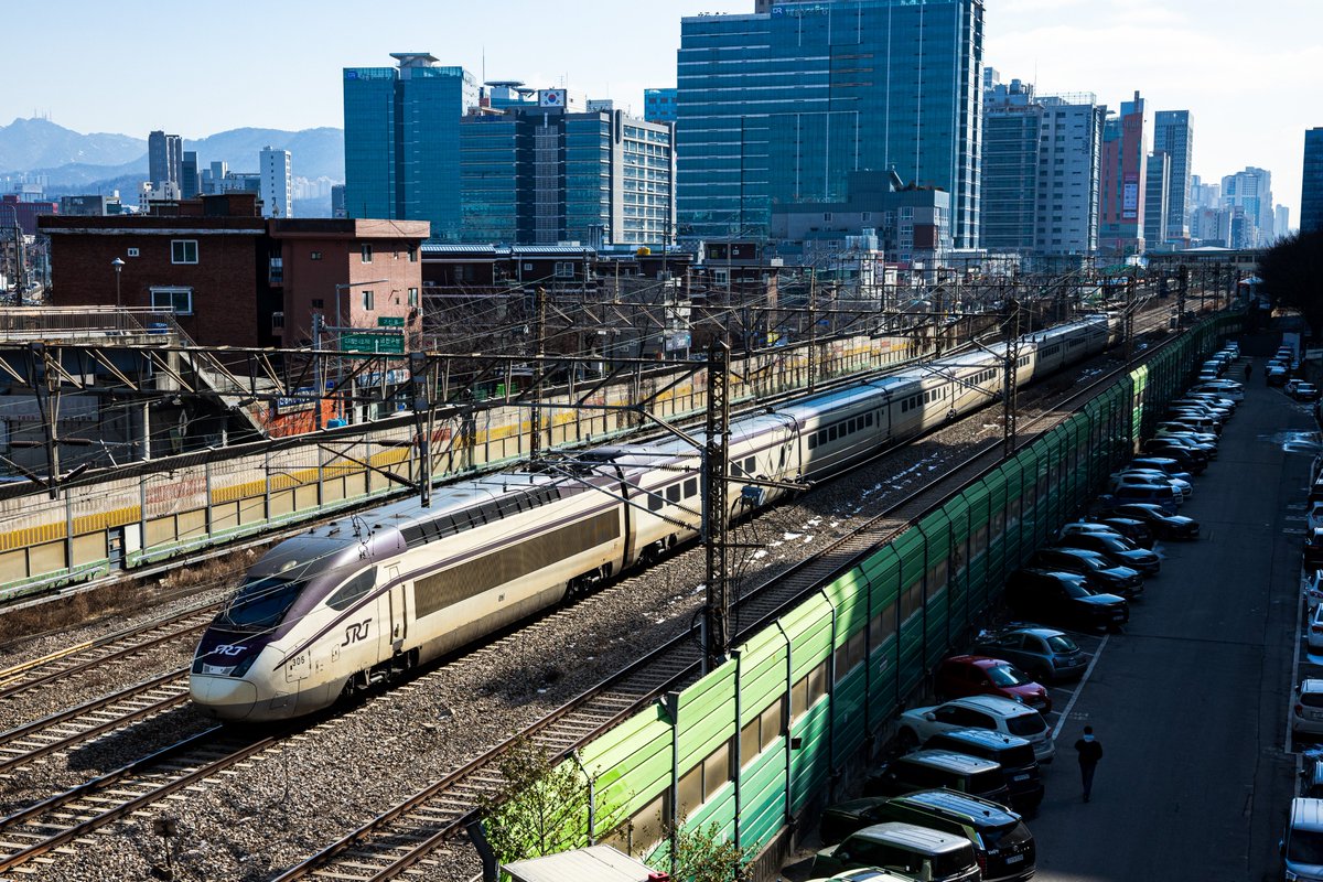 eongdingii334's tweet photo. 2/3
SRTソウル駅行試運転

年内に予定されているKORAIL-SRT両社合併
その合図として今月下旬からKTXは水西、SRTはソウルへ

本日はその為の試運転が実施されました

ついに有るべきな所に帰ってきた130000系電車...
おかえりなさい

7870-7871列車(光州基地↔ソウル)
1C4006編成(10R) https://t.co/46h7axlRWK