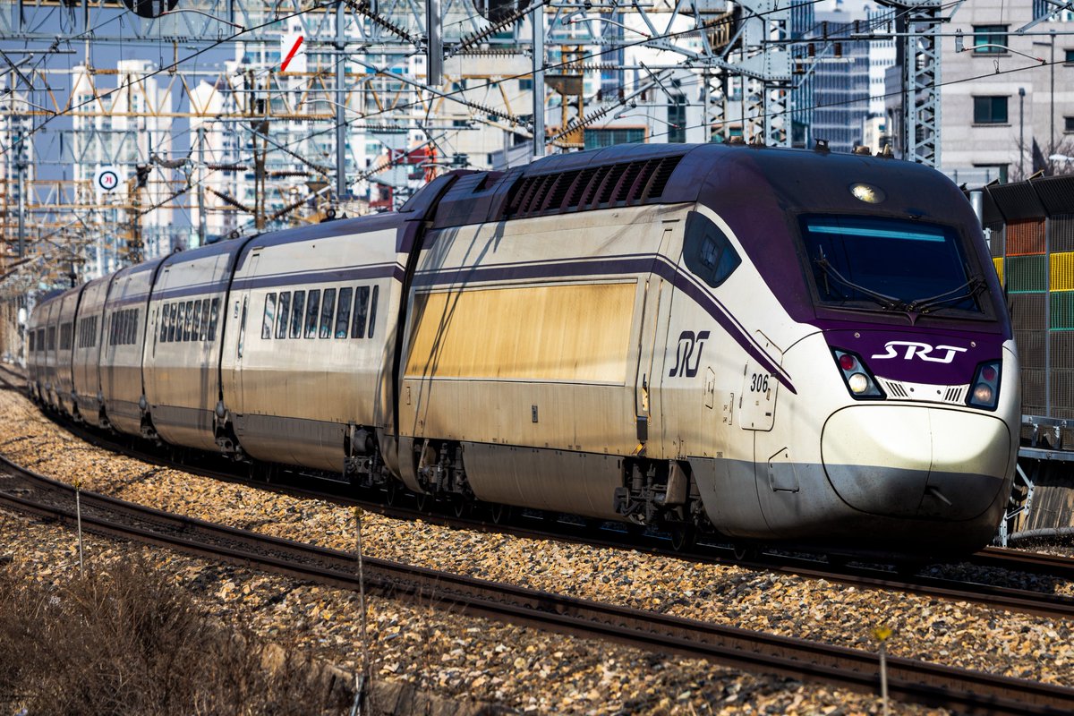 eongdingii334's tweet photo. 2/3
SRTソウル駅行試運転

年内に予定されているKORAIL-SRT両社合併
その合図として今月下旬からKTXは水西、SRTはソウルへ

本日はその為の試運転が実施されました

ついに有るべきな所に帰ってきた130000系電車...
おかえりなさい

7870-7871列車(光州基地↔ソウル)
1C4006編成(10R) https://t.co/46h7axlRWK