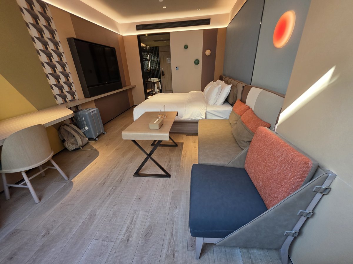 ห้องคืนละ 1,400 บาทพร้อมอาหารเช้า 2 คน ... ที่เมืองจีนโรงแรมถูก ค่ารถใต้ดินเข้าเมืองจากสนามบินก็ถูก 27 บาทเอง.