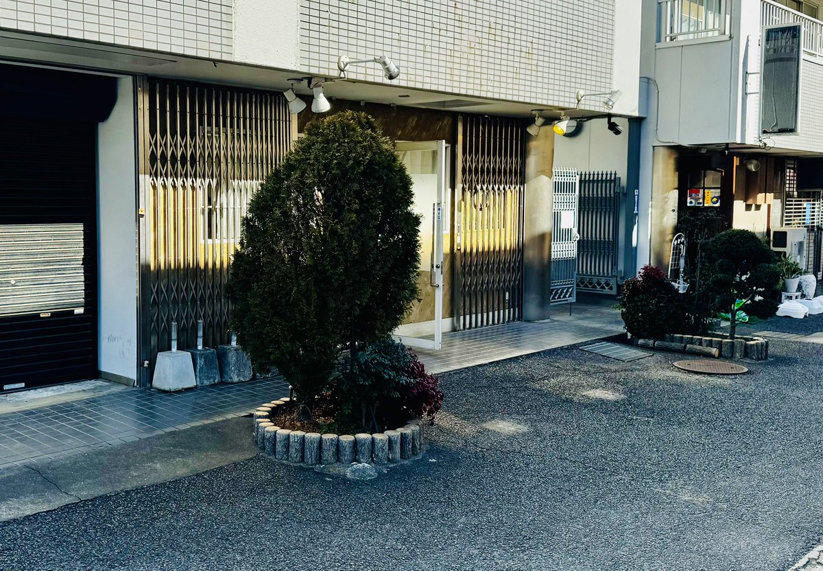freedam99999's tweet photo. (報告)
5月にNOBU kitchenぬーどる
としてお店開店できる運びとなりました。
場所ですが埼玉県に戻ります
朝霞市です
地元に戻ります
もともと地元でカネキッチン
開業したかったのですが
お店探しても見つからずで
東長崎で開業しましたが
運よくミシュランや食べログ100名店など取れました、が。。。。。
一昨年病気倒れて営業できず
閉店してしまいご迷惑おかけしました
病に倒れてからもうラーメンは作れない身体にと、諦めた時もありましたが
周りの方々に支えられてなんとか
ここまで来れ��
というのが本当のところで
ラーメンやってて良かった
自分にはこれしかできない
天職でしかないと
またお客様に食べてもらえる幸せを感じてありがとうでいっぱいです
少しでも自分にできる事で
皆さまに恩返しができれば

営業はしますが身体は100%には戻りませんやれる範囲で頑張ります
お昼営業のみ、週4日ほど��営業になるかと思います
ラーメン以外の仕事も
合間でやりますので

東長崎のお客様本当にありがとうございましたたまたま地元で物件見つかったのであちらですが東長崎でも考えていました本当にすいません
ただどこかでラーメン作れて食べてもらえる場所さえあればそれだけで

(写真の場所)
駅から歩いて5分
地元の人ならわかるあそこです

細かい情報は随時あげていきますのでよろしくお願いします。
やる事いっぱいです
家系ラーメンはやりません(笑😆)