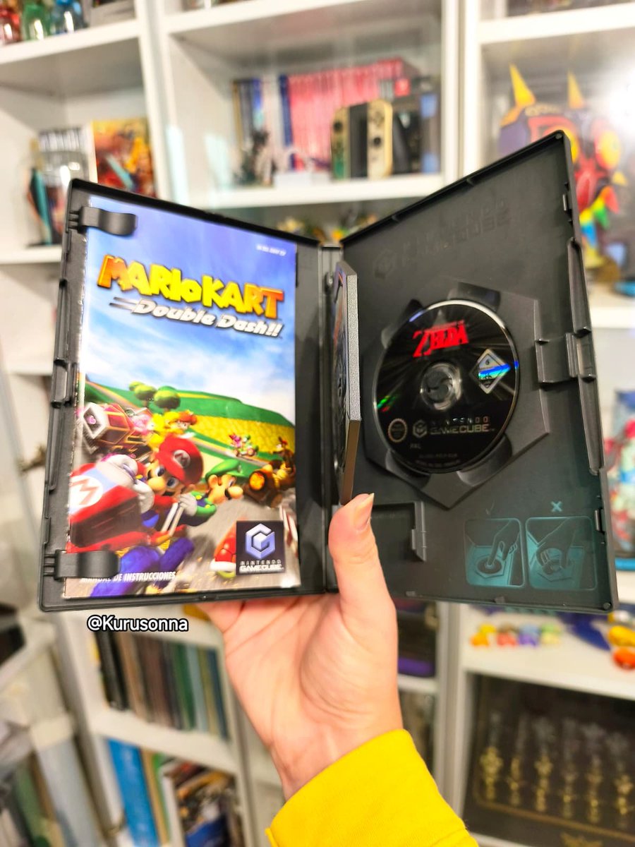 Kurusonna's tweet photo. No solo incluía doble disco sino que también un manual para cada juego.
Un 2x1 espléndido ✨
#Zelda #NintendoCollector #ZeldaFacts https://t.co/eiVnfTuwM3