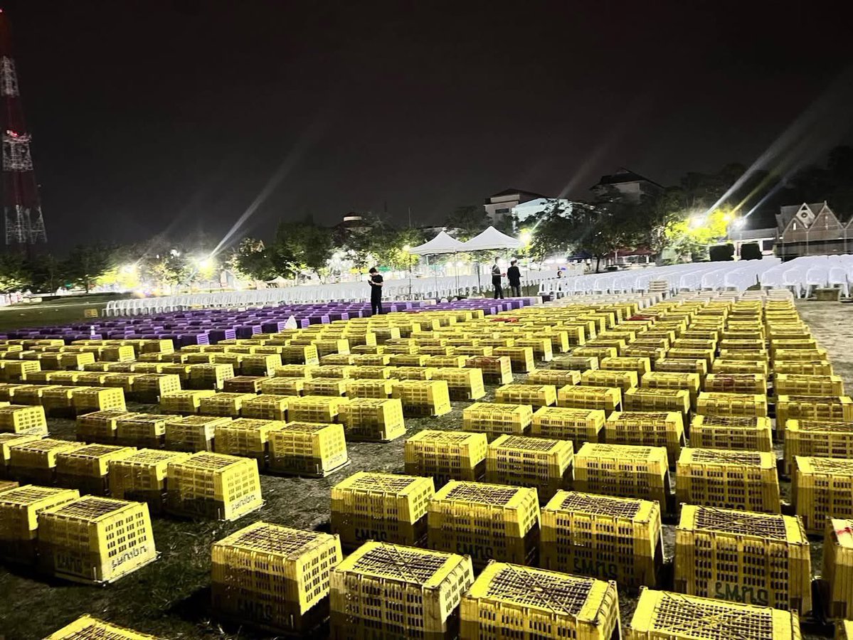 HoneynLemon1995's tweet image. พรรคส้มมันจนขนาดเอาลังใส่ผลไม้พี่น้องชาวนครมาทำเป็นเก้าอี้หรอวะ🤣🧡