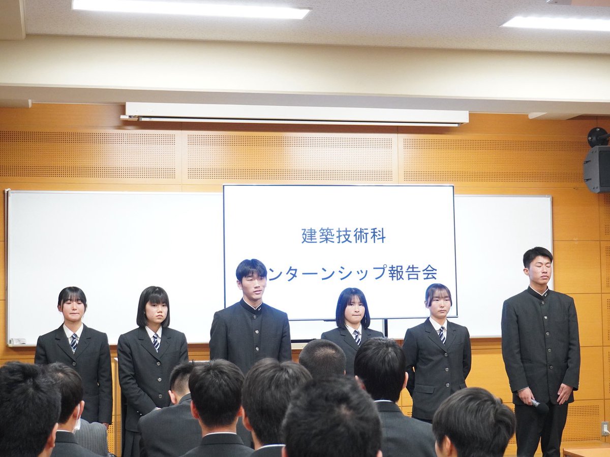 Shimabara_Tech's tweet photo. 全校生徒に向けての課題研究発表会と、インターンシップ報告を行いました。
　１６社の企業の方々にも来ていただきました。保護者にはリモートで見られるように案内をしていました。

発表課題研究
機械システム科　甲冑製作
電気電子科　ロードトレインの製作
建築技術科　ジオパークマスコット修理 https://t.co/jNhwpff2Li