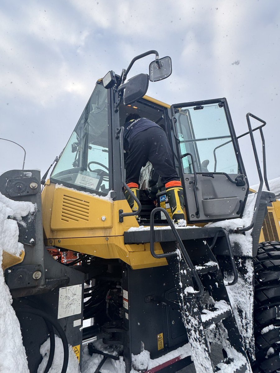 Thunderbolt_I's tweet photo. 昨日と今日、2日かかって青森空港の日本最高の除雪隊「ホワイトインパルス」様のご依頼で、���雪の教育VRの撮影を行いました。

来季に向けた新人教育の為のコンテンツです。

歴史的な大雪の中での撮影でしたが、ホワイトインパルス様の多大なるご尽力もあり、良い教育VRができました。

また運行の妨げにならないよう、最新のDX技術を活用し、新人を教育していくという、ホワイトインパルス様の高い誇りも感じました。

事故もなく制作できた事、関係者の方々のご尽力に厚く御礼申し上げます。

#ホワイトインパルス
#サンダーボルトインタラクティブ