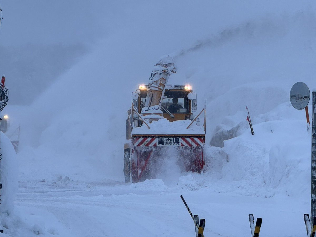 Thunderbolt_I's tweet photo. 昨日と今日、2日かかって青森空港の日本最高の除雪隊「ホワイトインパルス」様のご依頼で、���雪の教育VRの撮影を行いました。

来季に向けた新人教育の為のコンテンツです。

歴史的な大雪の中での撮影でしたが、ホワイトインパルス様の多大なるご尽力もあり、良い教育VRができました。

また運行の妨げにならないよう、最新のDX技術を活用し、新人を教育していくという、ホワイトインパルス様の高い誇りも感じました。

事故もなく制作できた事、関係者の方々のご尽力に厚く御礼申し上げます。

#ホワイトインパルス
#サンダーボルトインタラクティブ