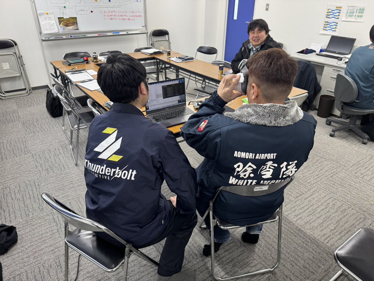 Thunderbolt_I's tweet photo. 昨日と今日、2日かかって青森空港の日本最高の除雪隊「ホワイトインパルス」様のご依頼で、���雪の教育VRの撮影を行いました。

来季に向けた新人教育の為のコンテンツです。

歴史的な大雪の中での撮影でしたが、ホワイトインパルス様の多大なるご尽力もあり、良い教育VRができました。

また運行の妨げにならないよう、最新のDX技術を活用し、新人を教育していくという、ホワイトインパルス様の高い誇りも感じました。

事故もなく制作できた事、関係者の方々のご尽力に厚く御礼申し上げます。

#ホワイトインパルス
#サンダーボルトインタラクティブ