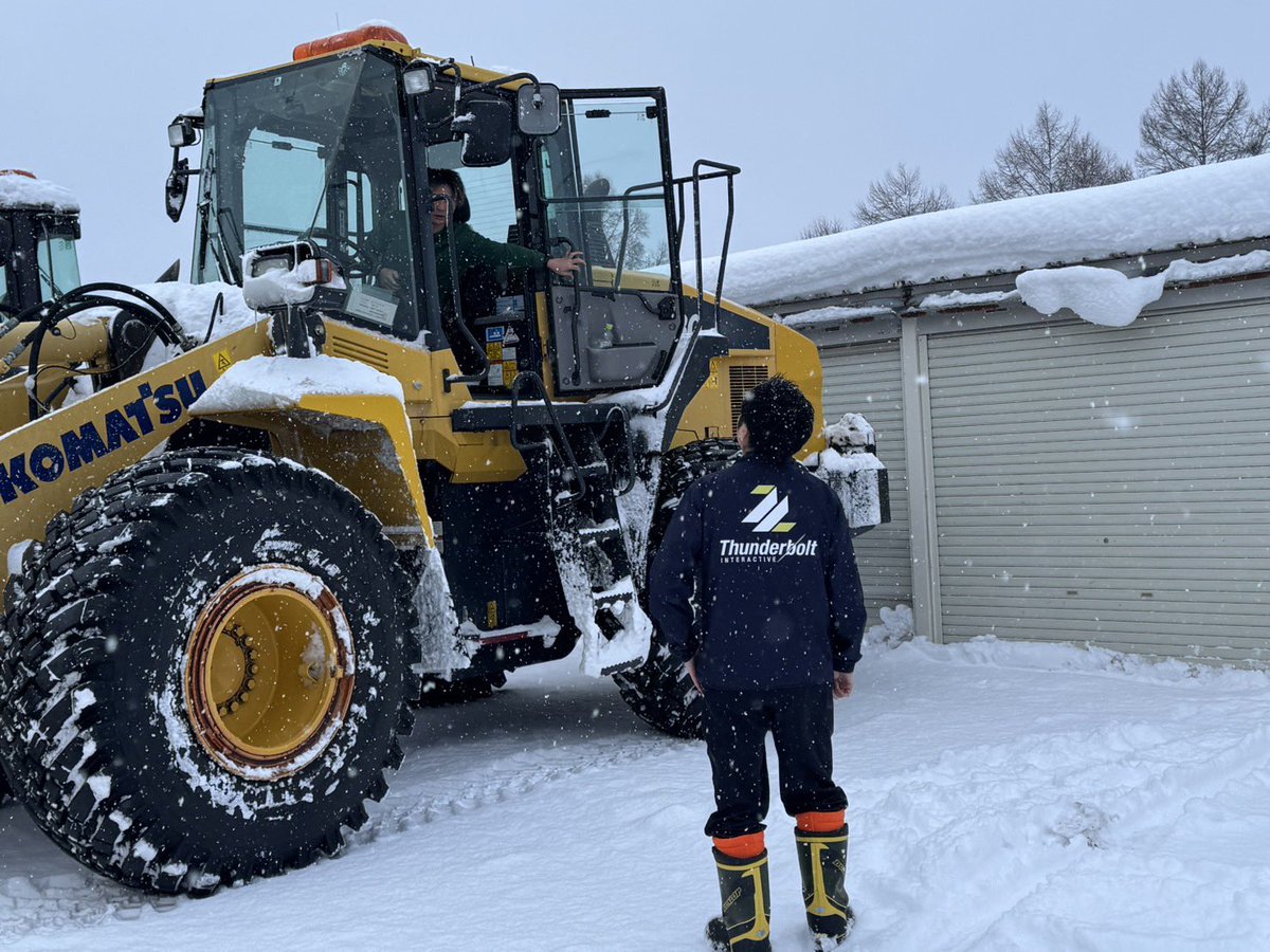 Thunderbolt_I's tweet photo. 昨日と今日、2日かかって青森空港の日本最高の除雪隊「ホワイトインパルス」様のご依頼で、���雪の教育VRの撮影を行いました。

来季に向けた新人教育の為のコンテンツです。

歴史的な大雪の中での撮影でしたが、ホワイトインパルス様の多大なるご尽力もあり、良い教育VRができました。

また運行の妨げにならないよう、最新のDX技術を活用し、新人を教育していくという、ホワイトインパルス様の高い誇りも感じました。

事故もなく制作できた事、関係者の方々のご尽力に厚く御礼申し上げます。

#ホワイトインパルス
#サンダーボルトインタラクティブ