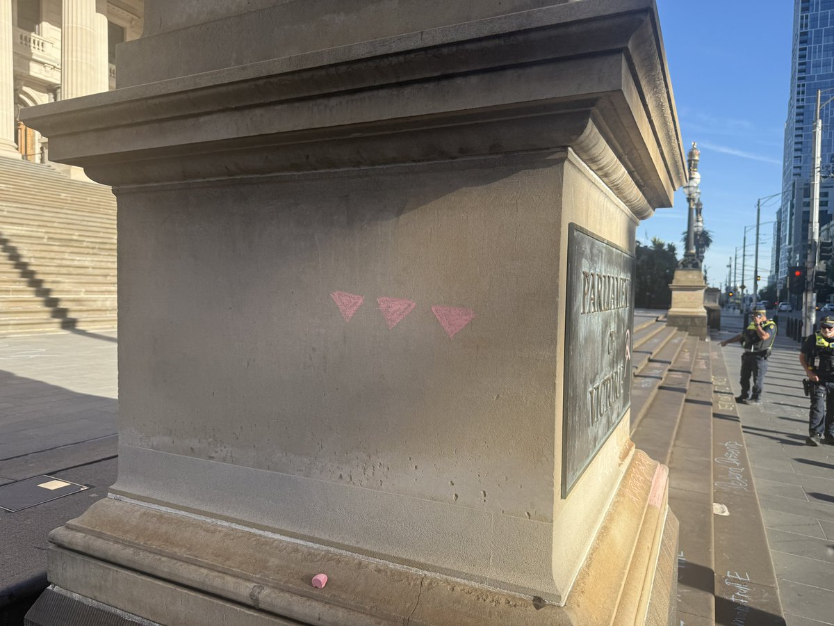 _davidlimbrick's tweet photo. There was a condolence motion at Parliament today mourning the Bondi massacre. 

Coincidentally, the Greens spoke at a protest at Parliament today where the attendees did this. https://t.co/qVZWsXAusC
