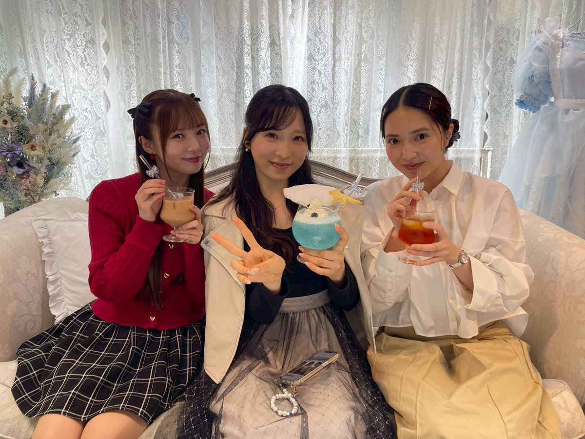 ＼第2話オフショット☕️／

ここね、千尋、若菜が3人で女子会を開催中💕
3人は共通点もあって意気投合？☺️
彼女達の正体とは…？

第2話はTVerで配信中！お気に入り登録も❤️
tver.jp/episodes/epp2y… ◀︎選択

#MINA #小栗有以 #大原梓
NEXT▶︎ 第3話は本日25:09~