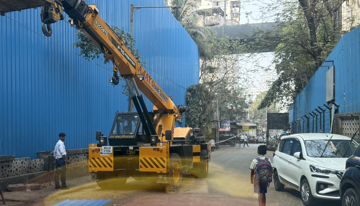 VersovaYuvasena's tweet photo. Demolition work is being carried out at the oshiwara girnar &amp; vishal without adherence to mandatory safety norms and without engaging licensed demolition contractors, thereby posing a serious threat to public safety, adjoining structures, students and residents in the vicinity. https://t.co/99n45UcOLY