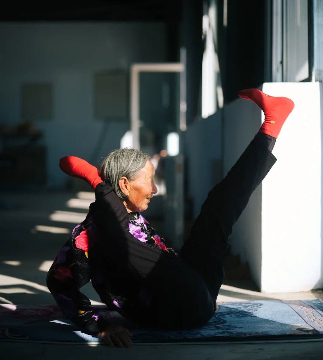 노년의 여성들이 매일 요가를 한다는 허베이성 농촌 지역의 유고량 마을.
논밭과 마당이 스튜디오가 된 풍경들이 넘 유쾌해 • •