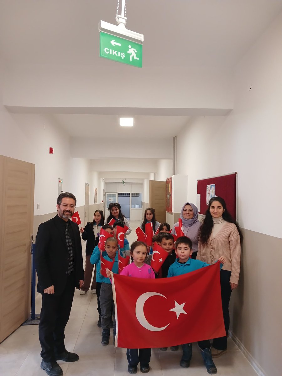 BayramorenMem's tweet photo. Nevzat Ayaz ilkokulu öğrencileri öğretmenleri nezaretinde İlçe Milli Eğitim müdürümüz Osman İNCE'yi ziyaret ettiler. Bir anda heryeri bayraklarla donatan küçük misafirlerimiz içimizi ısıttı. 
#BayraklaBaşlayanOkul https://t.co/g3Z6yQkLYX