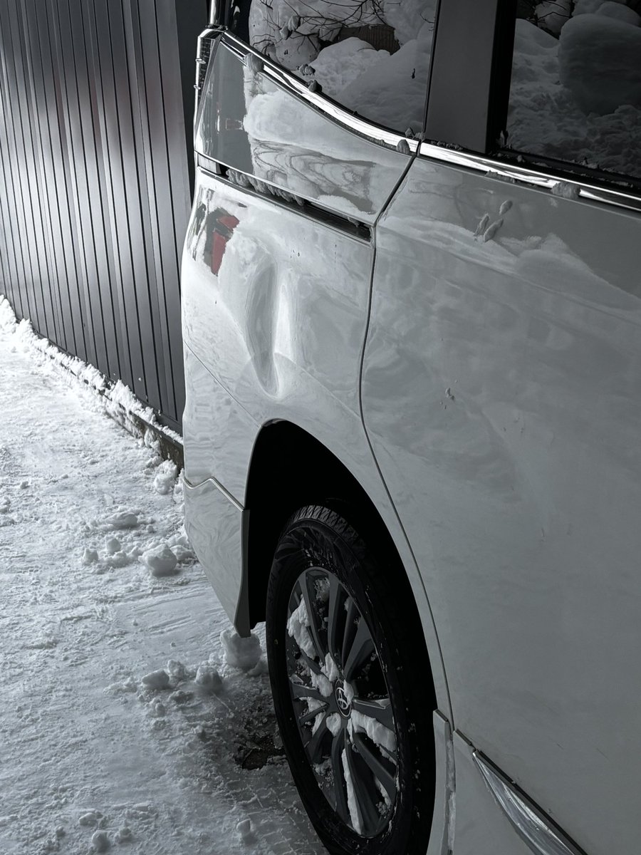 kinchi21's tweet photo. 隣の落雪で凹み
カーポートの隙間の雪片付けようと思ってたが、反対側から手つけてて
車は負傷、私は無事
先に運転席側やってたら自分が負傷してた可能性あり🥹
お隣さんは、すぐ出てきてくれて一緒に雪かき
した🪏
車は見てもらって請求書ちょうだいとのこと https://t.co/4gF6eJ7vjS