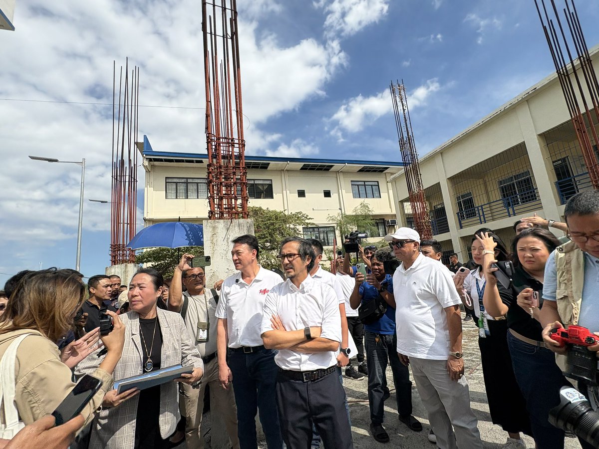 ABSCBNNews's tweet photo. DPWH Sec. Vince Dizon inspects two unfinished school buildings in Bacoor, Cavite. He says he will talk to DepEd to find funding to complete the projects, which have been stalled for nearly a year now. | via @jekkipascual 
https://t.co/FThVYKCmEA