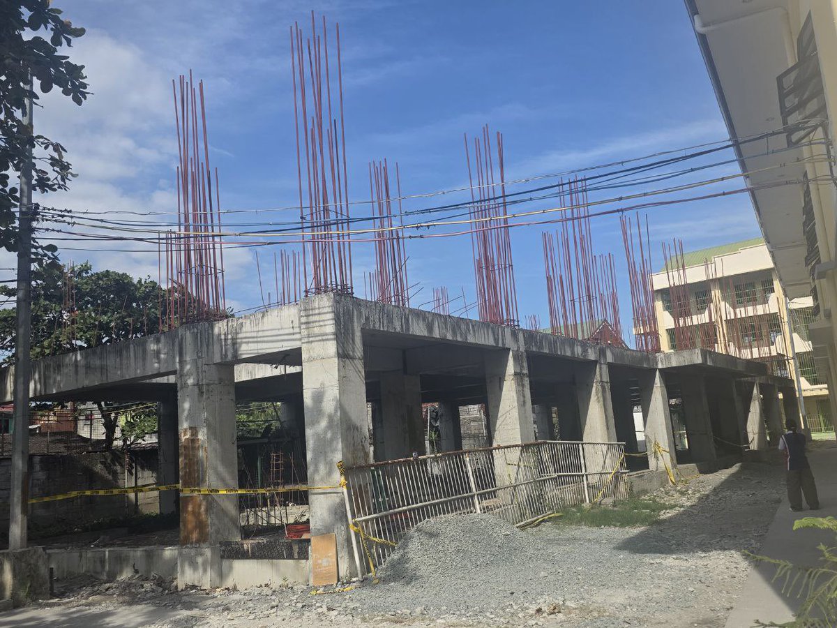 ABSCBNNews's tweet photo. DPWH Sec. Vince Dizon inspects two unfinished school buildings in Bacoor, Cavite. He says he will talk to DepEd to find funding to complete the projects, which have been stalled for nearly a year now. | via @jekkipascual 
https://t.co/FThVYKCmEA