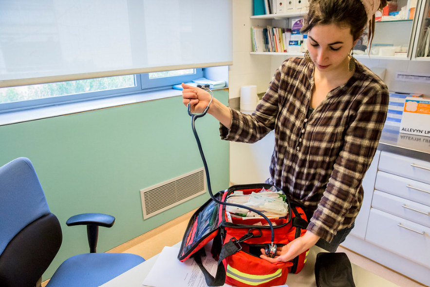 COIBarcelona's tweet photo. La continuïtat de les cures amb la mateixa infermera és un factor clau per reduir el risc d'ingressos hospitalaris en l'atenció domiciliària. 

Un estudi del @CAPSBEsq conjuntament amb el @idibaps mostra que tenir la mateixa infermera en l’atenció domiciliària redueix el risc d'ingressos hospitalaris i reduccions significatives en l’ús d’ambulàncies i visites d’urgències. 

👉 Més informació: https://t.co/n929oiEtHR 
🖇️ Llegeix l'estudi complet: https://t.co/2tl70AWz3o

#AtencióDomiciliària #InfermeraDeReferència #Cures #SalutComunitària #COIB