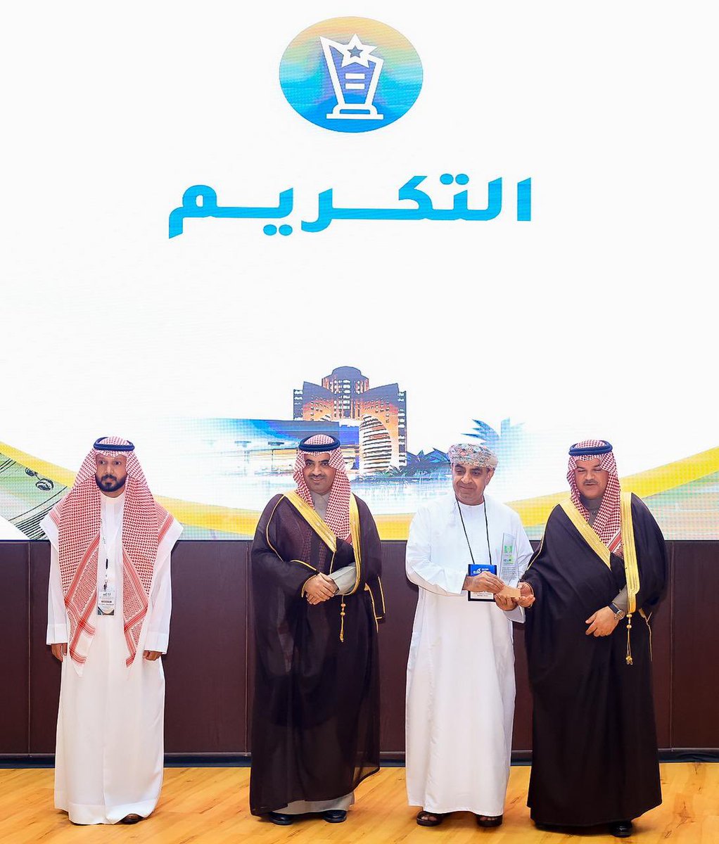 U_Tabuk's tweet photo. سعادة رئيس #جامعة_تبوك أ.عبدالعزيز بن سالم الغامدي، يكرّم المتحدثين والمشاركين في #المؤتمر_الدولي_الثالث ��مجلس التعاون الخليجي في الهندسة الصناعية وإدارة العمليات 
(IEOM)2026.

@U_Tabuk https://t.co/B7Srzpjxuv
