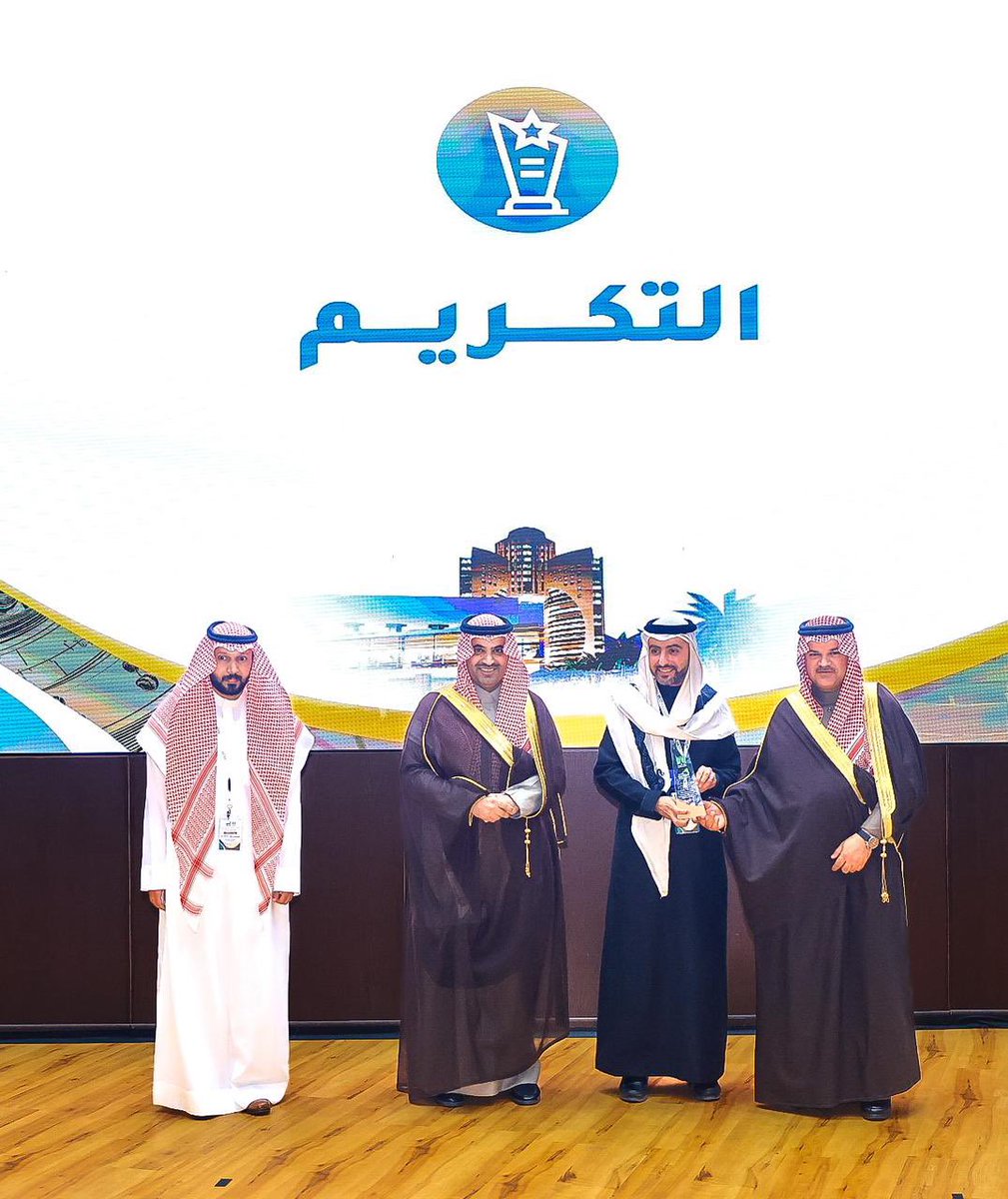 U_Tabuk's tweet photo. سعادة رئيس #جامعة_تبوك أ.عبدالعزيز بن سالم الغامدي، يكرّم المتحدثين والمشاركين في #المؤتمر_الدولي_الثالث ��مجلس التعاون الخليجي في الهندسة الصناعية وإدارة العمليات 
(IEOM)2026.

@U_Tabuk https://t.co/B7Srzpjxuv