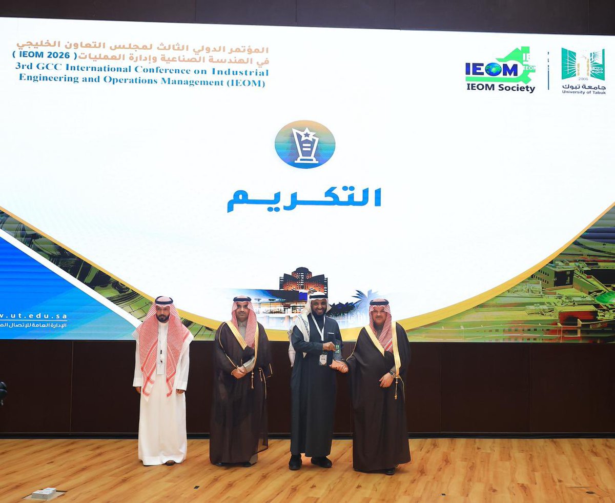 U_Tabuk's tweet photo. سعادة رئيس #جامعة_تبوك أ.عبدالعزيز بن سالم الغامدي، يكرّم المتحدثين والمشاركين في #المؤتمر_الدولي_الثالث ��مجلس التعاون الخليجي في الهندسة الصناعية وإدارة العمليات 
(IEOM)2026.

@U_Tabuk https://t.co/B7Srzpjxuv