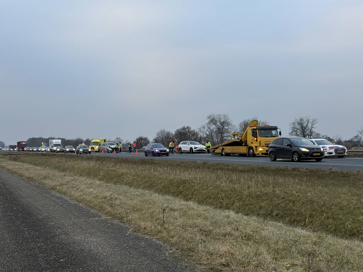 Forse schade en file na botsing op A7 bij Leek