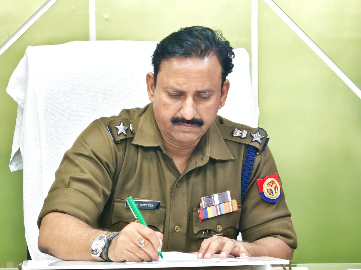 mahobapolice's tweet photo. पुलिस अधीक्षक महोबा श्री प्रबल प्रताप सिंह द्वारा पुलिस कार्यालय महोबा में जनसुनवाई कर फरियादियों की समस्याओं को सुना गया।
   🔹प्रत्येक प्रकरण के त्वरित, पारदर्शी व निष्पक्ष निस्तारण हेतु संबंधित अधिकारियों को स्पष्ट निर्देश दिए गए।
🔹मिशन शक्ति 5.0 के तहत महिला फरियादियों से संवाद कर उन्हें सुरक्षा, अधिकारों व शिकायत दर्ज करने की प्रक्रिया की विस्तृत जानकारी दी गई।
 #UPPolice #MissionShakti5