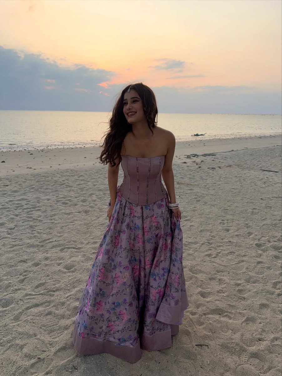 irashathadani's tweet photo. The devine look. ♥️♥️♥️♥️ https://t.co/liNqScqBG4