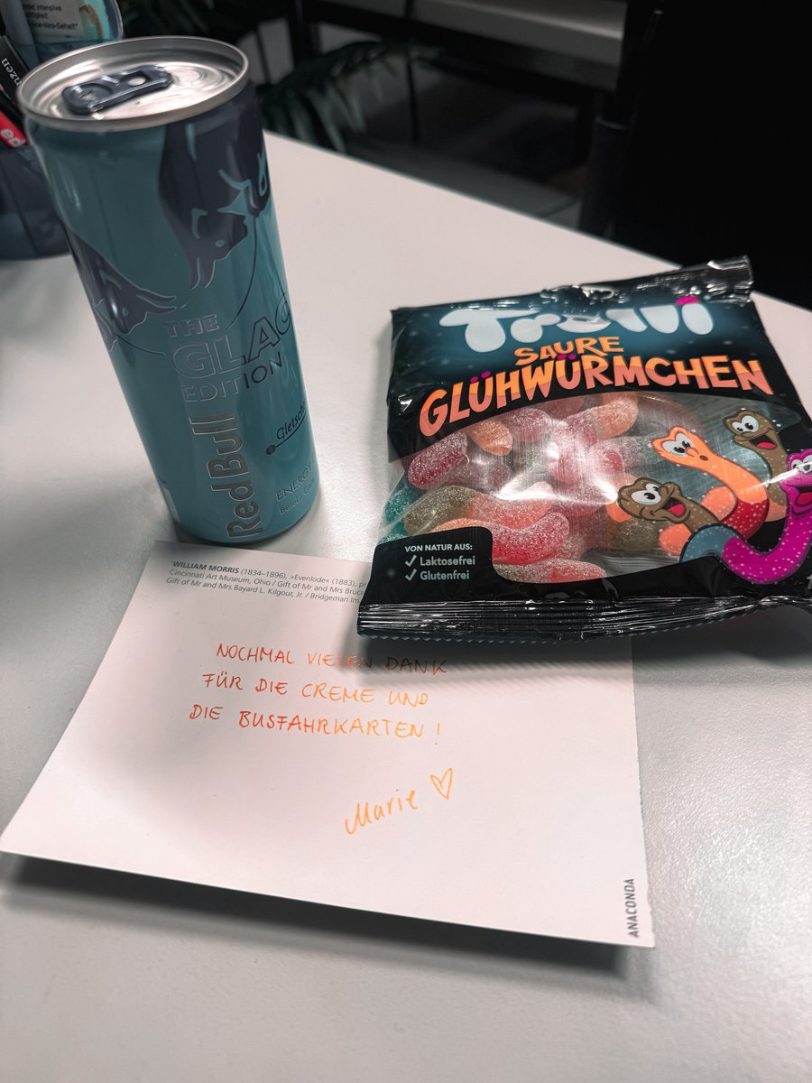Hab einer Kollegin letztens Busfahrkarten abgegeben, damit sie nicht im Regen laufen muss und dann eine Gesichtscreme geschenkt, die ich nicht mehr verwende. Heute kam sie damit ins Büro. So mausig ey 😭😭😭💞