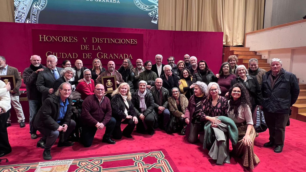 ASOGRA_'s tweet photo. Una fecha para recordar y un acto histórico para ASOGRA. El reconocimiento del Ayuntamiento con la concesión de la Granada de Oro, recogida por su presidente David Morillo, es un orgullo para todas las personas sordas, fundadoras y ex presidencias
que hacen posible la continuidad y lucha de ASOGRA, 60 años después de su fundacion con el firme compromiso de  conseguir una sociedad solidaria y accesible.