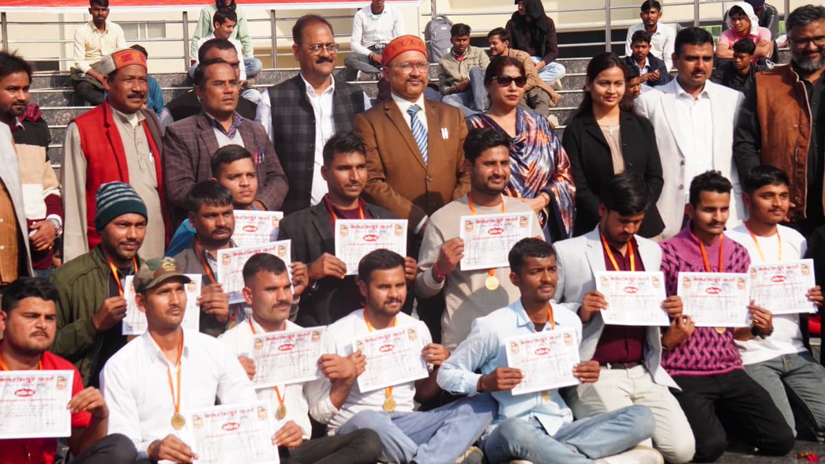 वेटलैंड डे पर नानाजी देशमुख की तपस्थली इमलिया कोडर में बलरामपुर फर्स्ट के संयोजन में थारू जनजाति सहित प्रतियोगी छात्रों का सम्मान हुआ। कुलपति प्रो. रवि शंकर सिंह ने आर्द्रभूमियों को जैव विविधता और पारंपरिक ज्ञान की जीवनरेखा बताया। <a href="/myogiadityanath/">Yogi Adityanath</a> <a href="/KVSinghMPGonda/">Kirti Vardhan Singh</a> <a href="/DMBalrampur/">DM/DEO Balrampur</a>