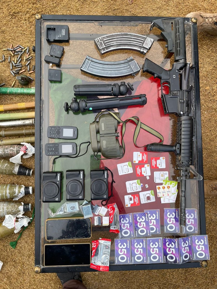 یہ حقوق سے محروم ایک غریب بی ایل اے کمانڈر کی کٹ ہے ۔ جو حالیہ آپریشن میں سیکیورٹی فورسز نے پکڑی ہے ۔  اب ذرا ایمانداری سے بتائیں، کیا یہ سب کسی  محروم بلوچ کا احتجاجی سامان لگتا ہے

سب سے پہلے دیکھیں اصل وار مشین: ایک عدد امریکی ساختہ M4 کاربائن جس کی قیمت لگ بھگ 4.5 لاکھ روپے