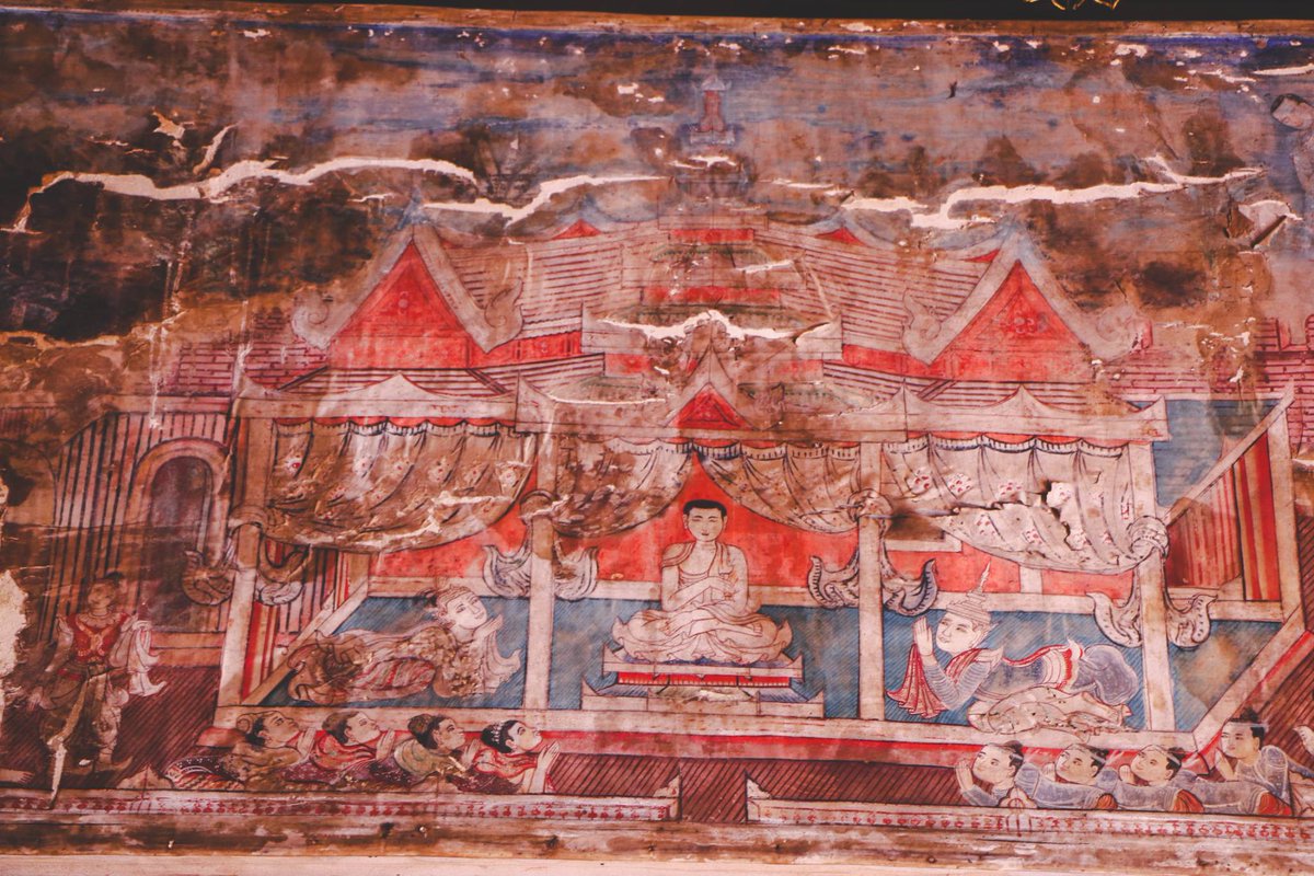 miscthailand's tweet image. ภาพจิตรกรรมบนผืนผ้า ณ กุฏิไม้วัดม่อนปู่ยักษ์ เป็นรูปแบบศิลปะพม่าแบบดั้งเดิมที่ยังไม่ได้รับอิทธิพลตะวันตก เขียนโดยช่างฝีมือพม่าในสมัยราชวงศ์แห่งอลองพญาหรือคองบอง กล่าวถึงพรหมนาถชาดก เดิมทีมี ๙ ภาพ หลงเหลืออยู่ ๒ ภาพ จนเกิดเหตุไฟไหม้ ทำให้ไม่มีภาพจิตรกรรมบนผืนผ้าหลงเหลืออีก