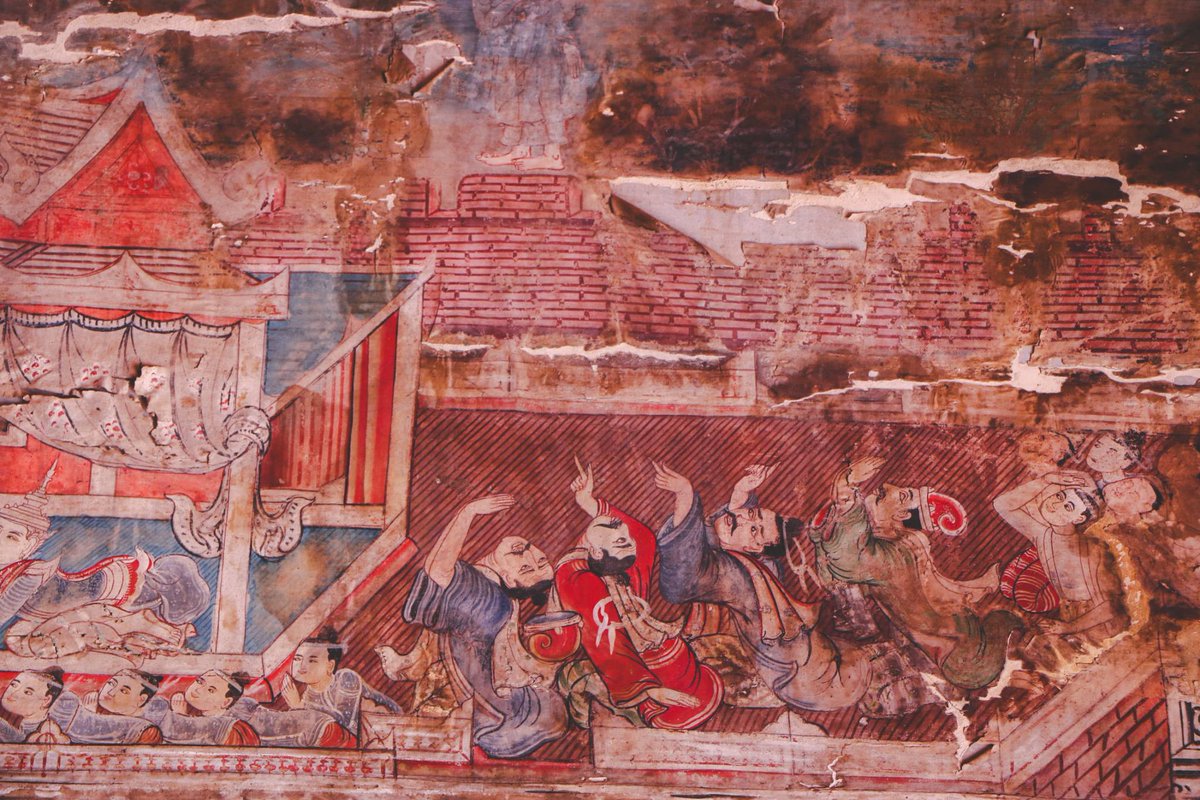 miscthailand's tweet image. ภาพจิตรกรรมบนผืนผ้า ณ กุฏิไม้วัดม่อนปู่ยักษ์ เป็นรูปแบบศิลปะพม่าแบบดั้งเดิมที่ยังไม่ได้รับอิทธิพลตะวันตก เขียนโดยช่างฝีมือพม่าในสมัยราชวงศ์แห่งอลองพญาหรือคองบอง กล่าวถึงพรหมนาถชาดก เดิมทีมี ๙ ภาพ หลงเหลืออยู่ ๒ ภาพ จนเกิดเหตุไฟไหม้ ทำให้ไม่มีภาพจิตรกรรมบนผืนผ้าหลงเหลืออีก