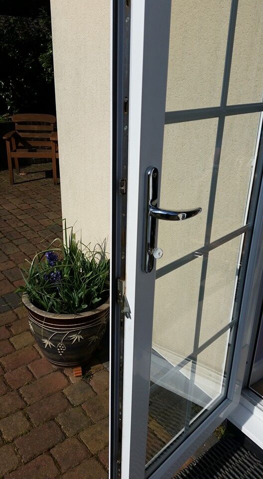 InterlockLocks's tweet photo. > Are you struggling to open or close windows or doors?
> Is your door catching on the frame?
These are sure signs that something has moved, and needs some care and attention.
Act now!  Nearly all broken locks are due to force and poor maintenance.  🔧🪛 https://t.co/AbBOGCdqGd