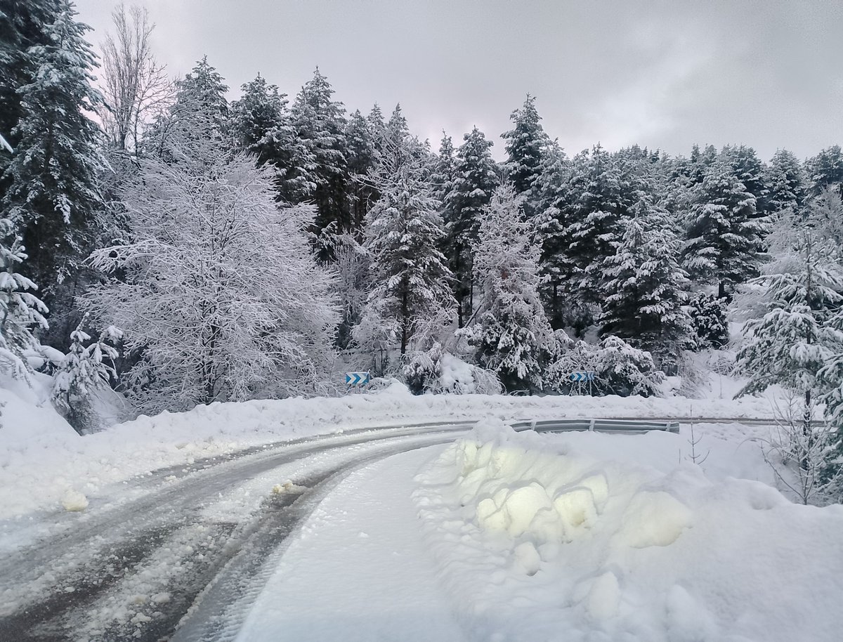 Y de nuevo amanecemos con #nieve en el Pirineo. Es la carretera a Espés en Laspaúles, de Cristina Navarro. #Ribagorza #Huesca
