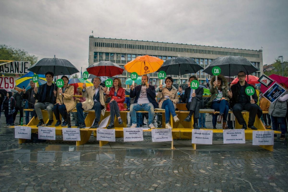 Poskusi vsebinskega siromašenja predvolilne kampanje in vsiljevanje radikalnih tem v osrednji diskurz grozijo, da se obdobje prostega teka in škodljivih eksperimentov podaljša še za 4 leta. 

Upam, da se v javne pozive k ohranjanju fokusa na vsebinskih vprašanjih, ključnih